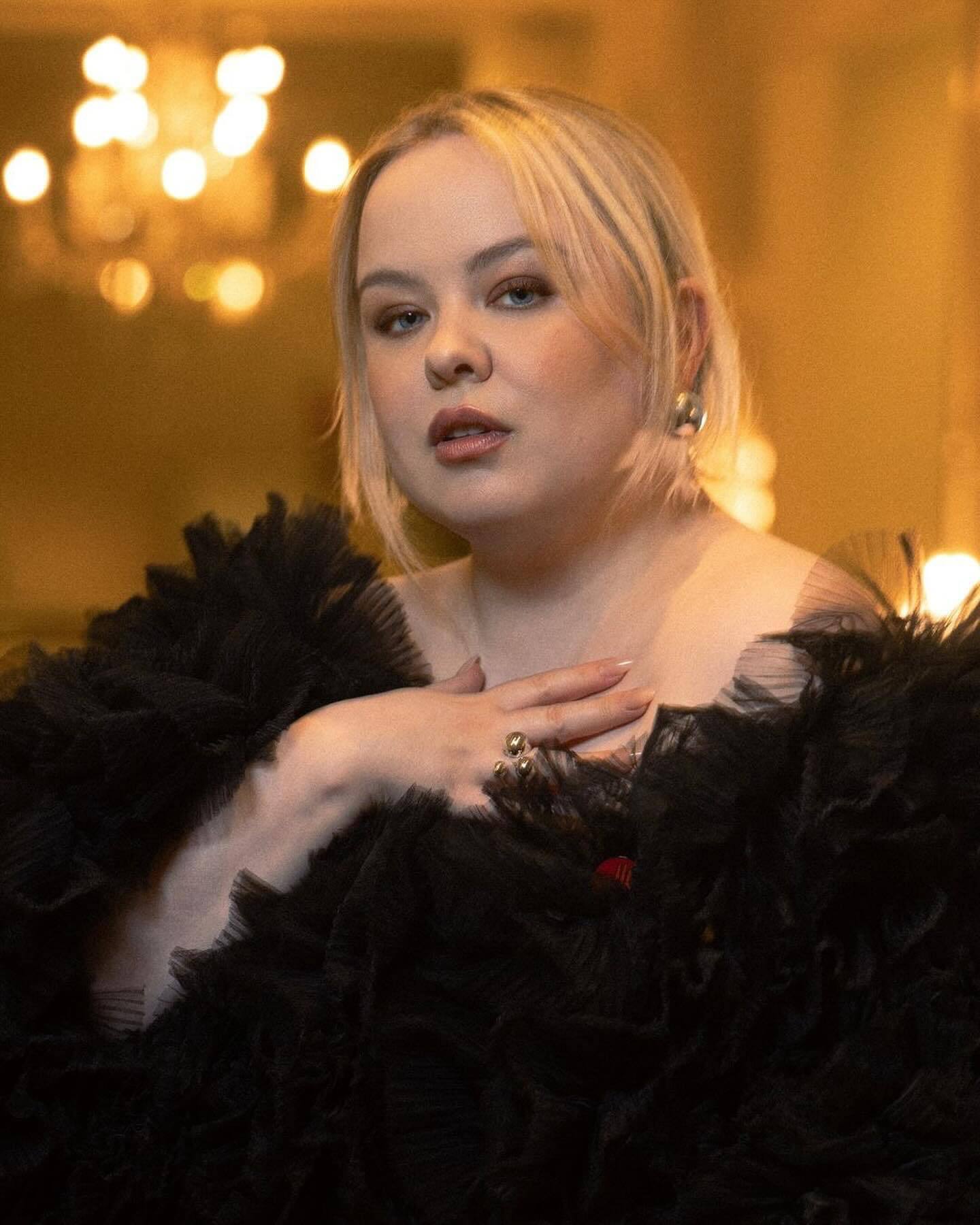 Elle troque les robes d’époque pour ces looks sexy