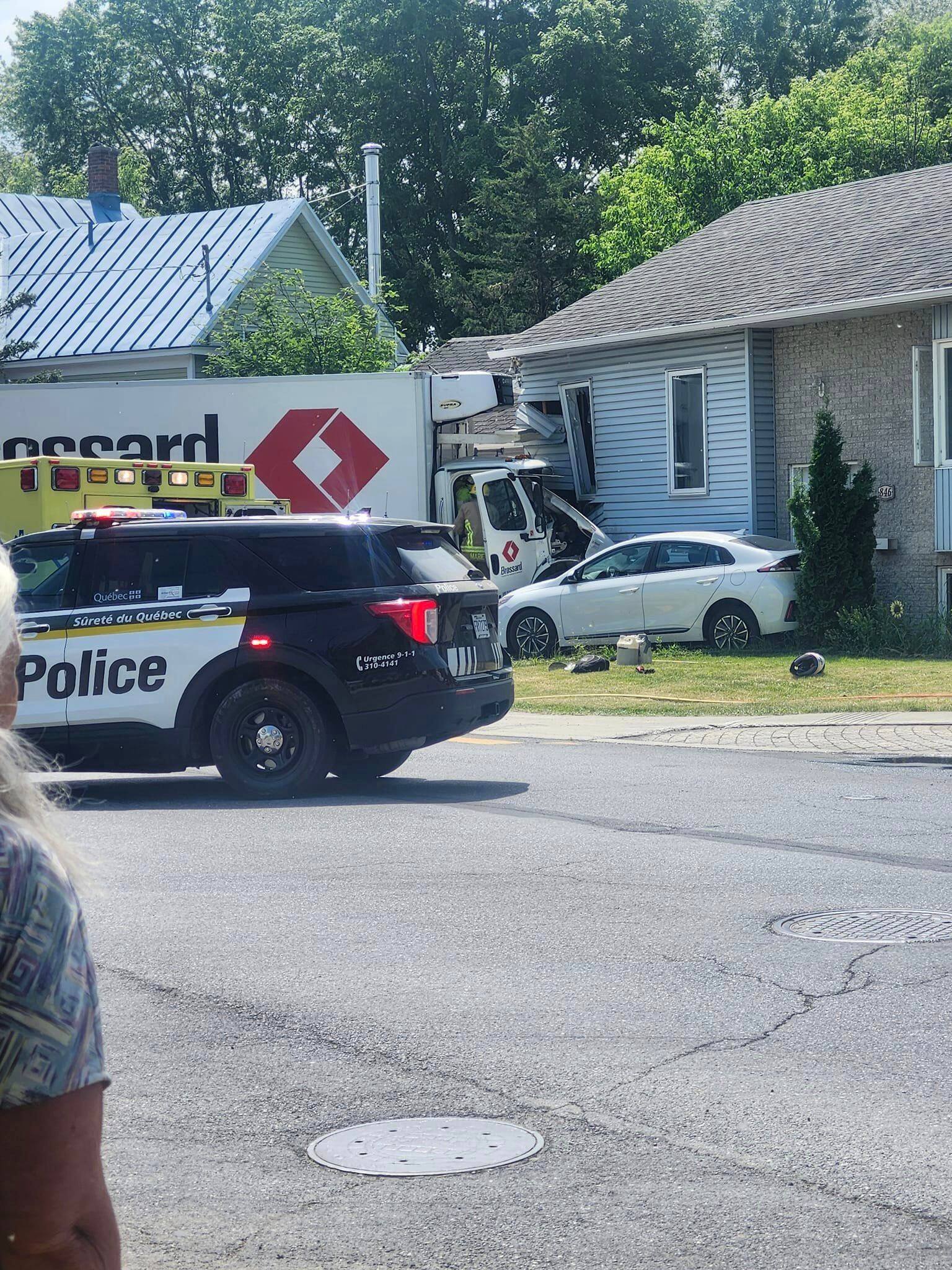 Marieville: un camion percute une voiture et une maison