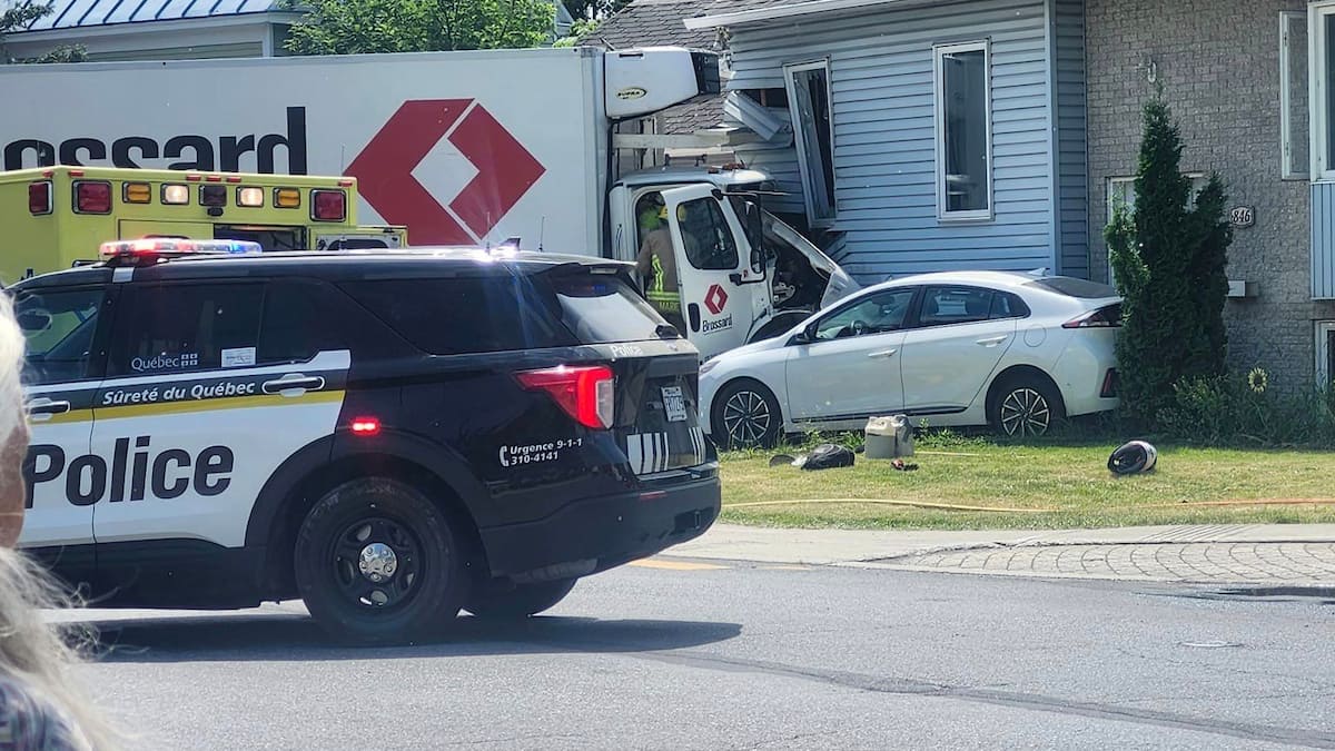 Marieville: un camion percute une voiture et une maison