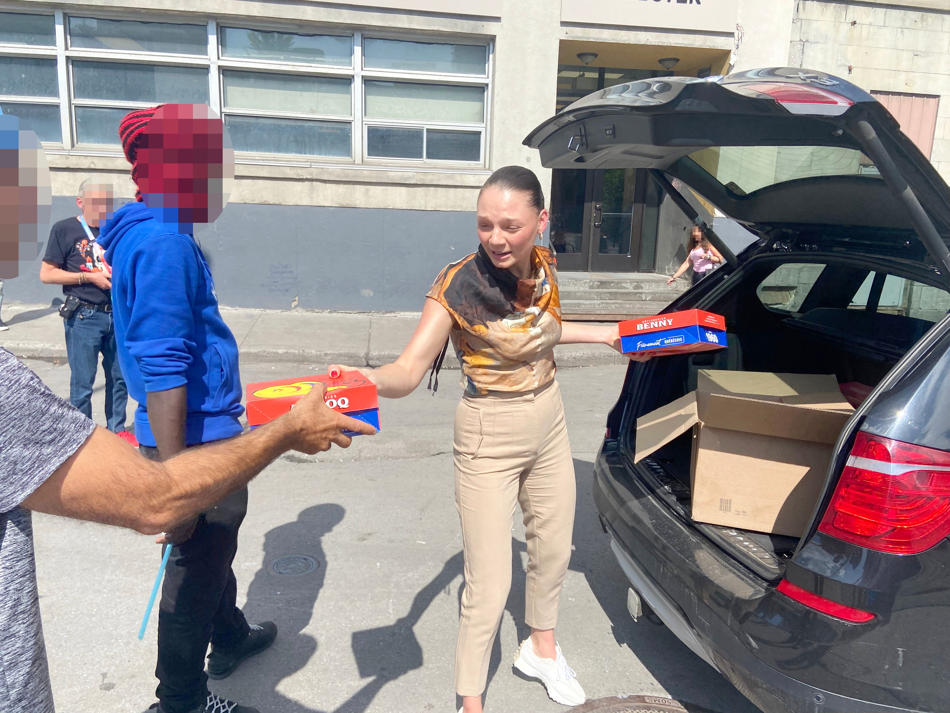 &laquo;Il faut passer par la bureaucratie&raquo;: des organismes lui demandent d&rsquo;arr&ecirc;ter de distribuer du poulet aux itin&eacute;rants