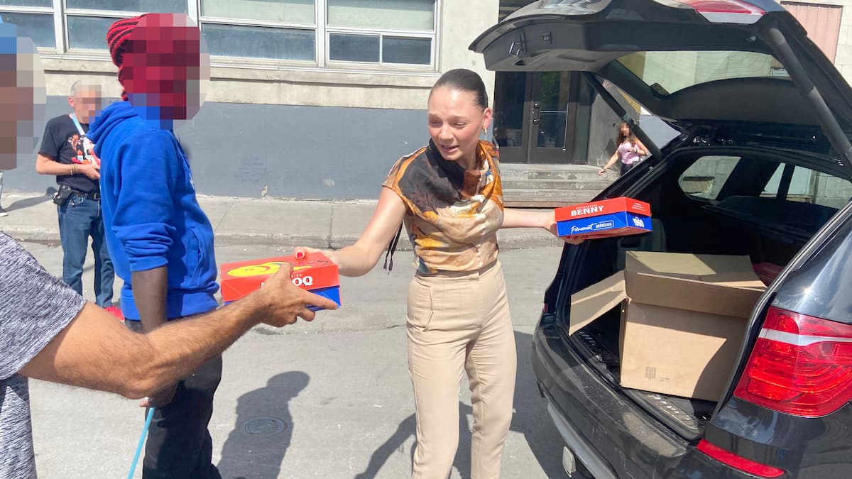 «Il faut passer par la bureaucratie»: des organismes lui demandent d’arrêter de distribuer du poulet aux itinérants