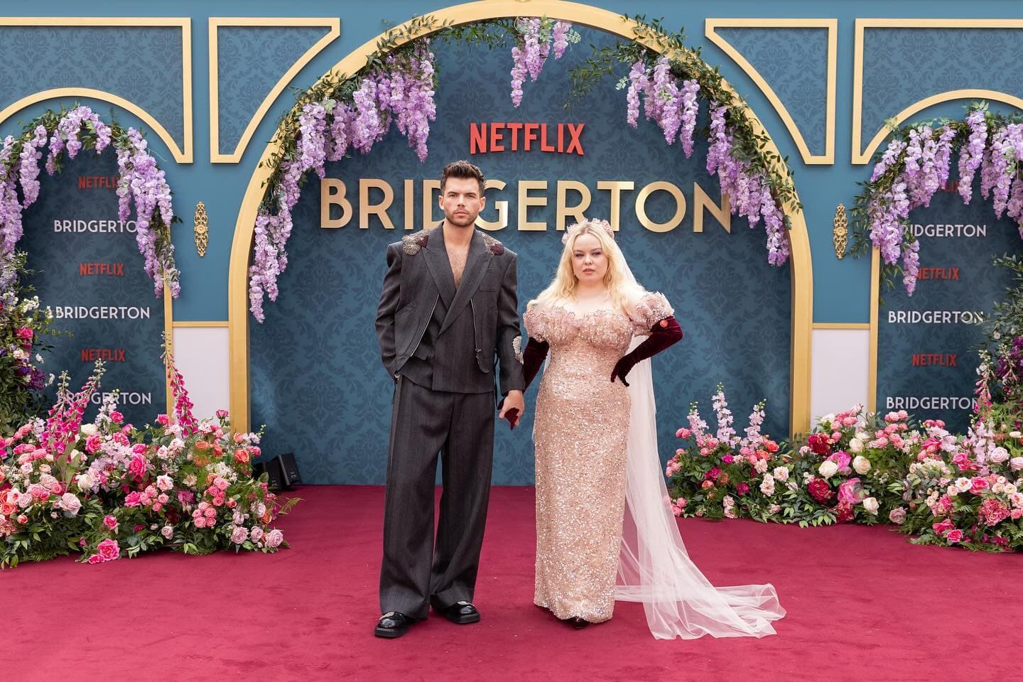 L'acteur Luke Newton dans une rare photo de couple