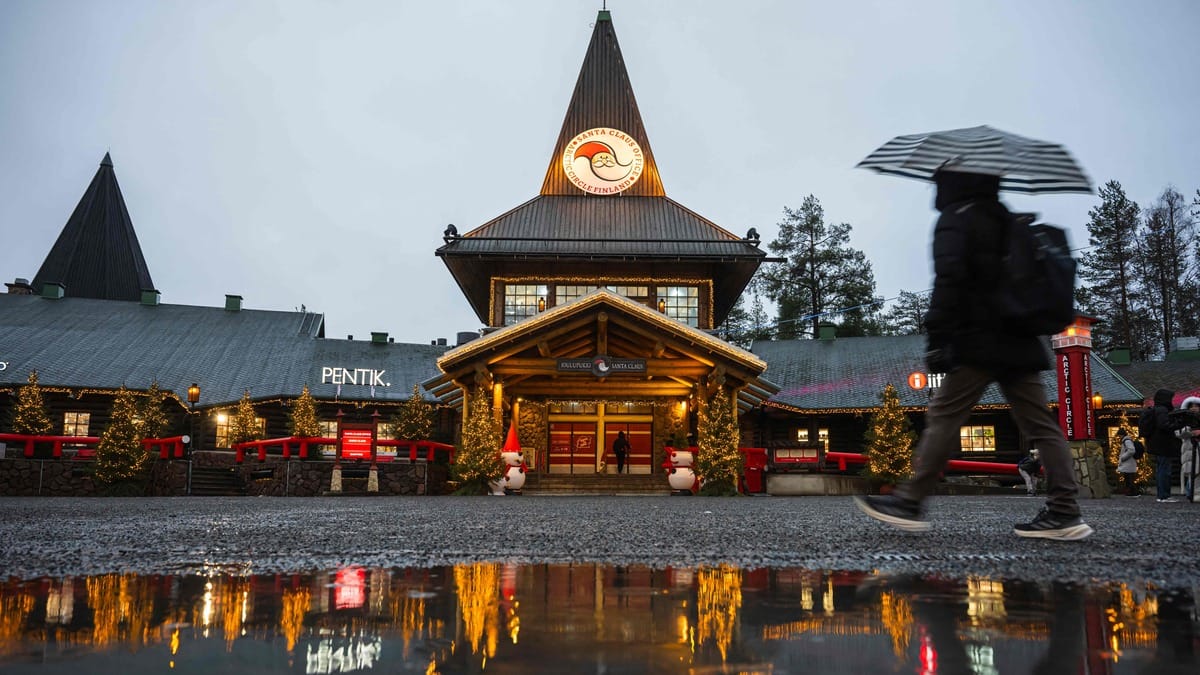 EN IMAGES | Le père Noël aussi attend la neige dans son village en Arctique