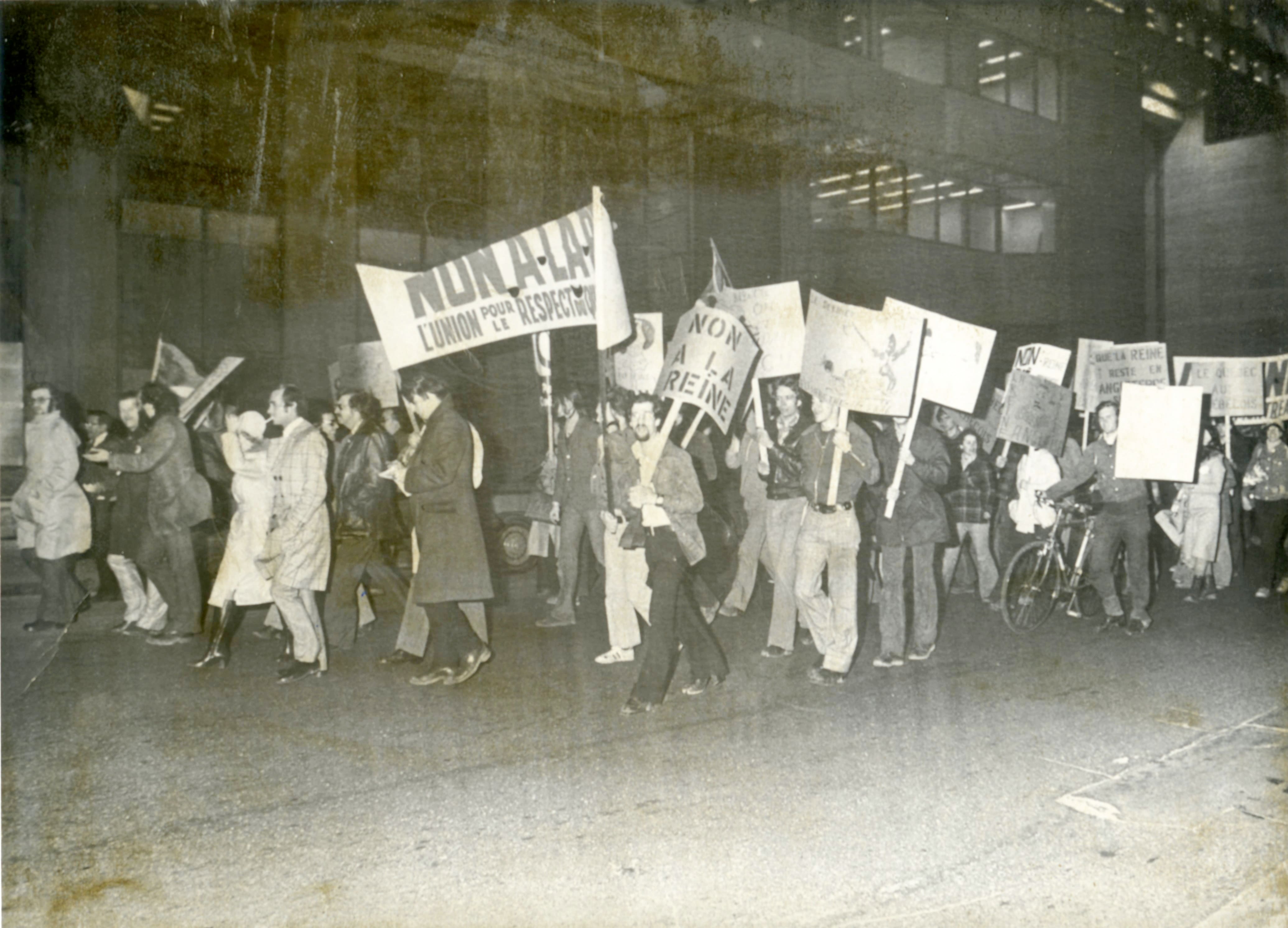 Quelque 200 pessoas se manifestaram contra sua oposição na visita da rainha Elizabeth II, vendredi 2 de abril de 1976 em Montreal, para a abertura dos Jogos Olímpicos. A manifestação estava em meu lugar antes dos escritórios do comitê organizador dos Jogos Olímpicos e antes do consulado da Grande-Bretanha.