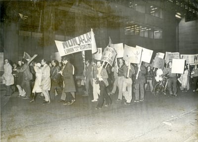 Quelque 200 pessoas se manifestaram contra sua oposição na visita da rainha Elizabeth II, vendredi 2 de abril de 1976 em Montreal, para a abertura dos Jogos Olímpicos. A manifestação estava em meu lugar antes dos escritórios do comitê organizador dos Jogos Olímpicos e antes do consulado da Grande-Bretanha.
