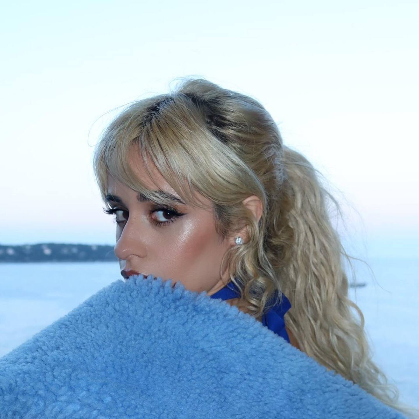 Sa selfie recouverte d'un simple drap fait réagir