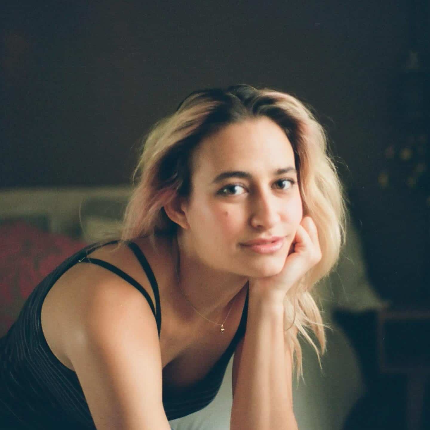 La célibataire est charmeuse en robe transparente