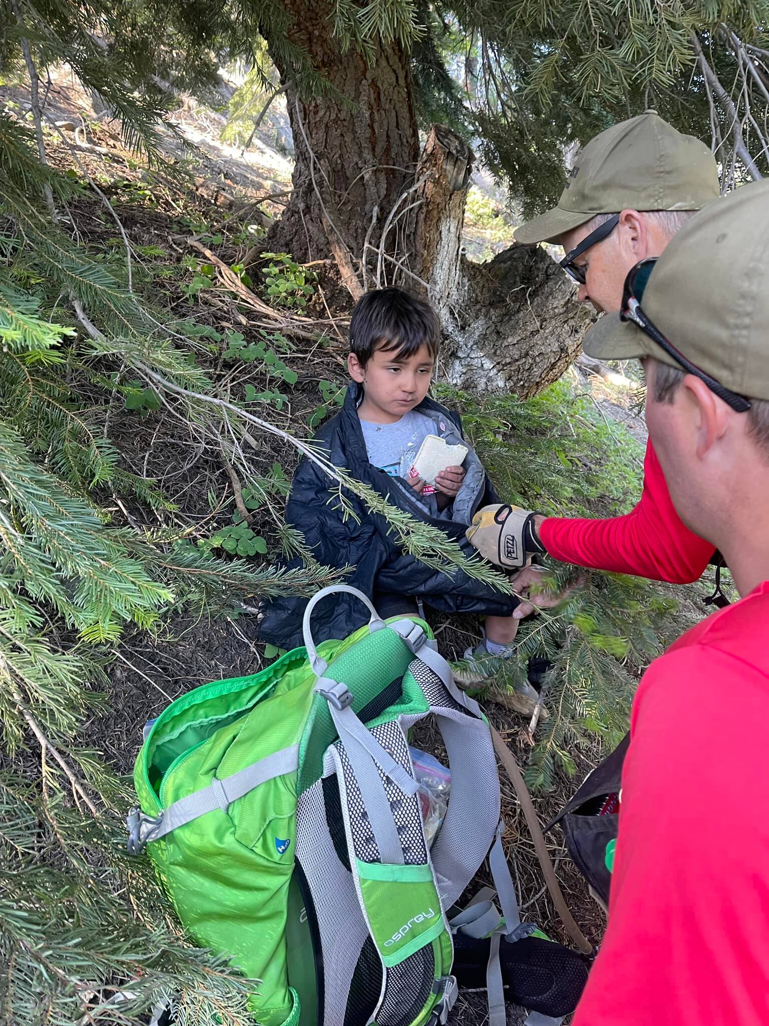 Seul en nature pendant pr&egrave;s d&rsquo;un jour: un enfant de 4 ans retrouv&eacute; sain et sauf en Californie