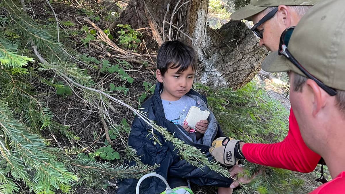 Seul en nature pendant près d’un jour: un enfant de 4 ans retrouvé sain et sauf en Californie