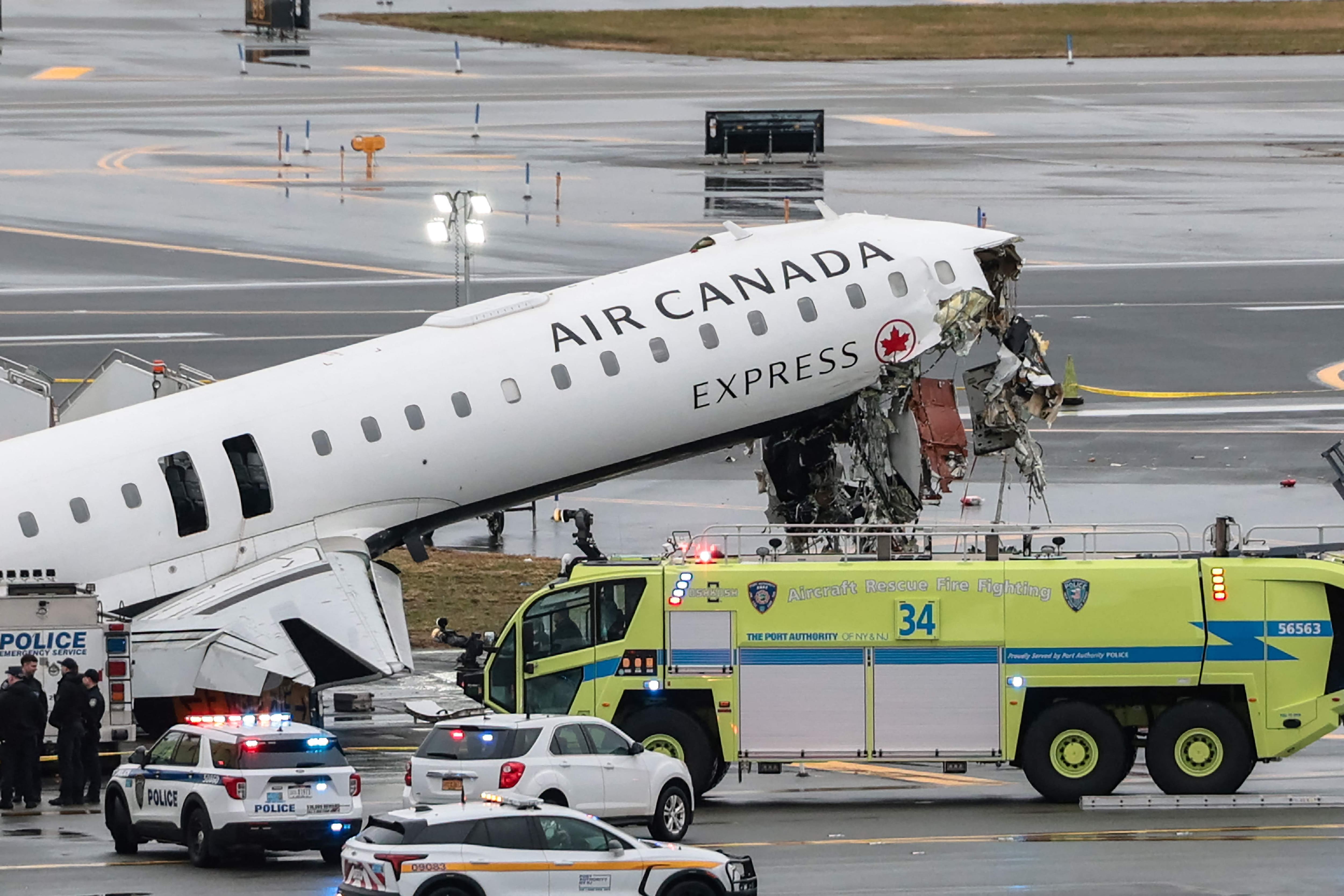 EN DIRECT | Ce que l&rsquo;on sait de la collision entre un avion d&rsquo;Air Canada et un camion de pompiers &agrave; LaGuardia