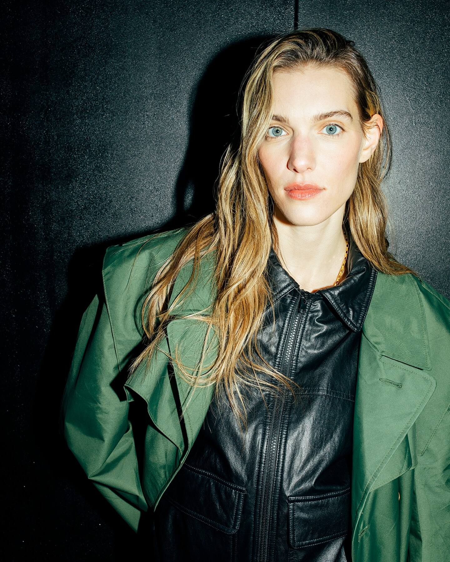 Elle porte une minuscule mini-jupe en festival