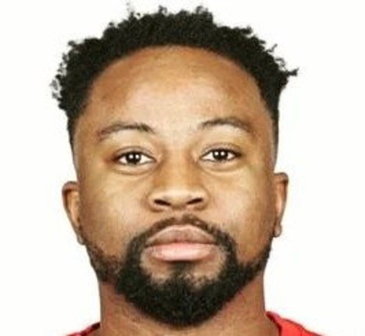 Yannis Kemi Ahouansou, accompagné de son avocat Me Alexandre Langlois, au palais de justice de Québec le 16 juin 2025. L'homme a plaidé coupable à des chefs d'introduction par effraction et d'agression sexuelle pour des gestes qui remontent à l'hiver 2023.</p>

<p>Crédit photo: Pierre-Paul Biron - Journal de Québec