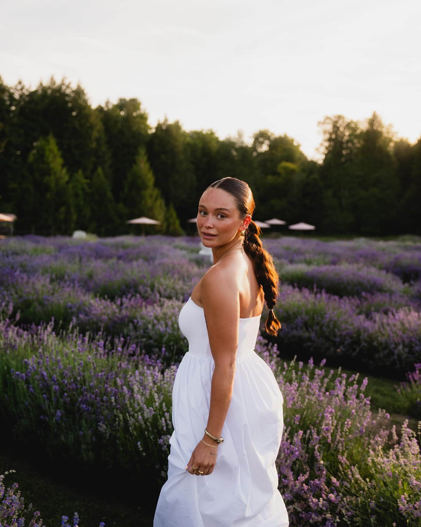 Elle ose un décolleté vertigineux pour un mariage