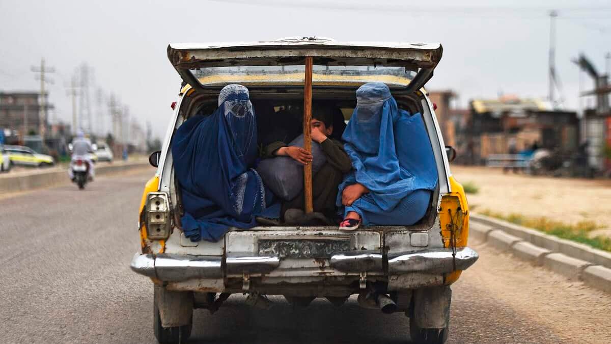 Les talibans interdisent aux femmes de voyager sans être accompagnées