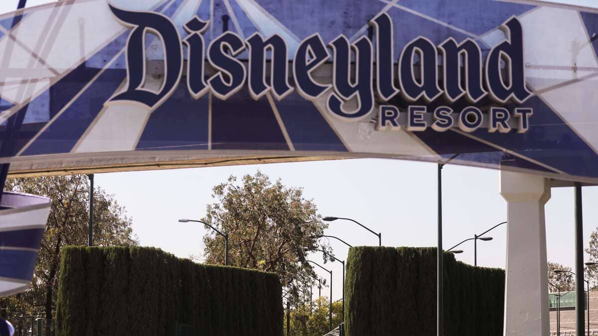 Incidente mortale a Disneyland: un dipendente cade da un golf cart Incidente mortale a Disneyland: un dipendente cade da un golf cart
