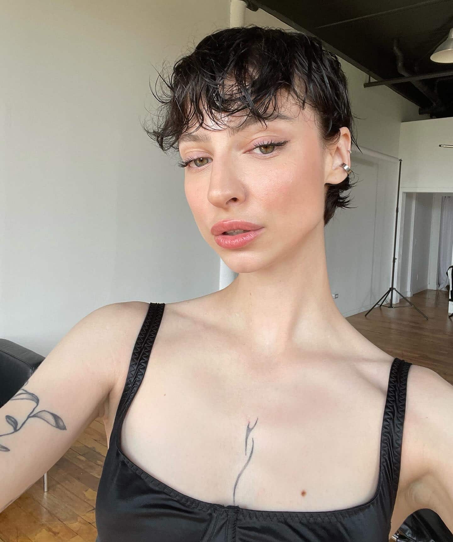 Elle pose sans le haut dans un carrousel sexy