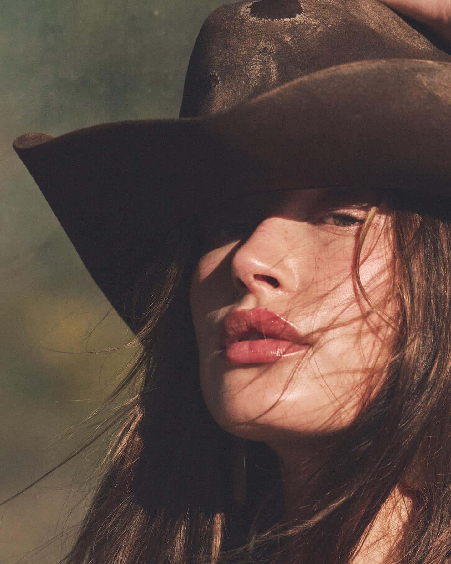 Ses photos angéliques en robe transparente