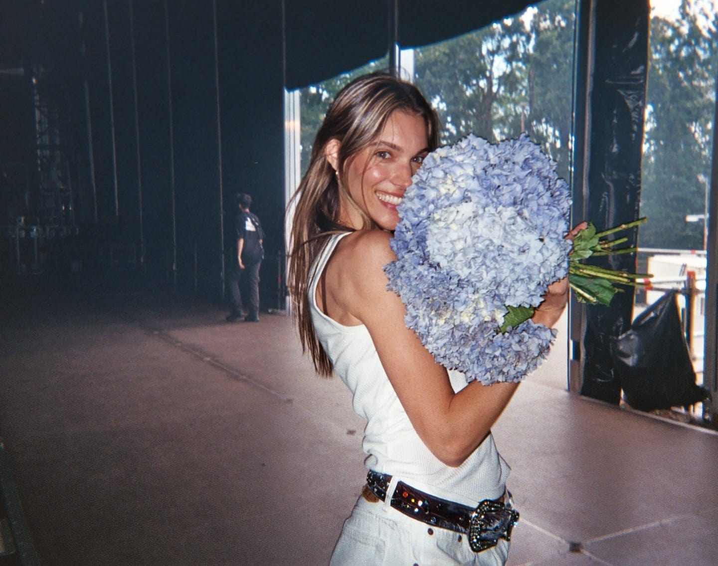 Elle se fait bronzer complètement nue