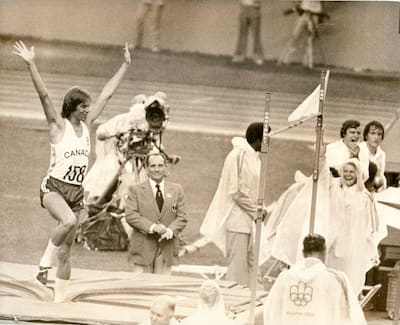 Le Canadien Gray Joy leva os sutiãs para o ar depois de realizar um salto diante dos amadores reunidos no Stade Olympique. A competição de saut en hauteur com a medalha de prata autour du cou terminou.