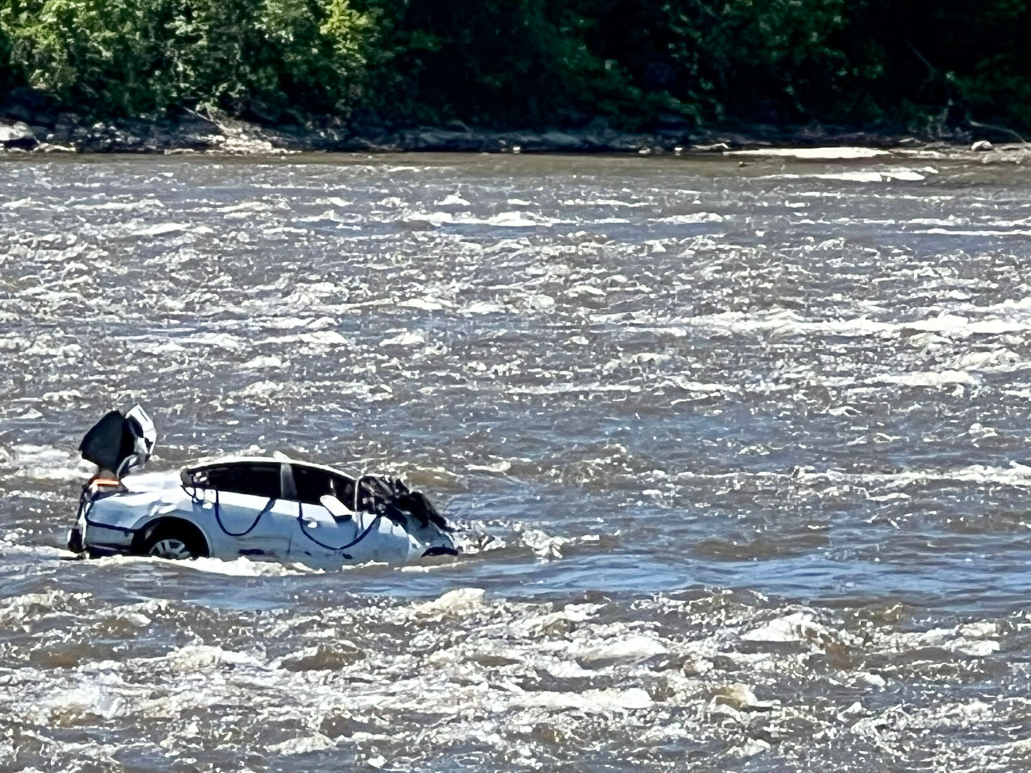 [VIDÉO] Une voiture abandonnée depuis des mois dans une rivi