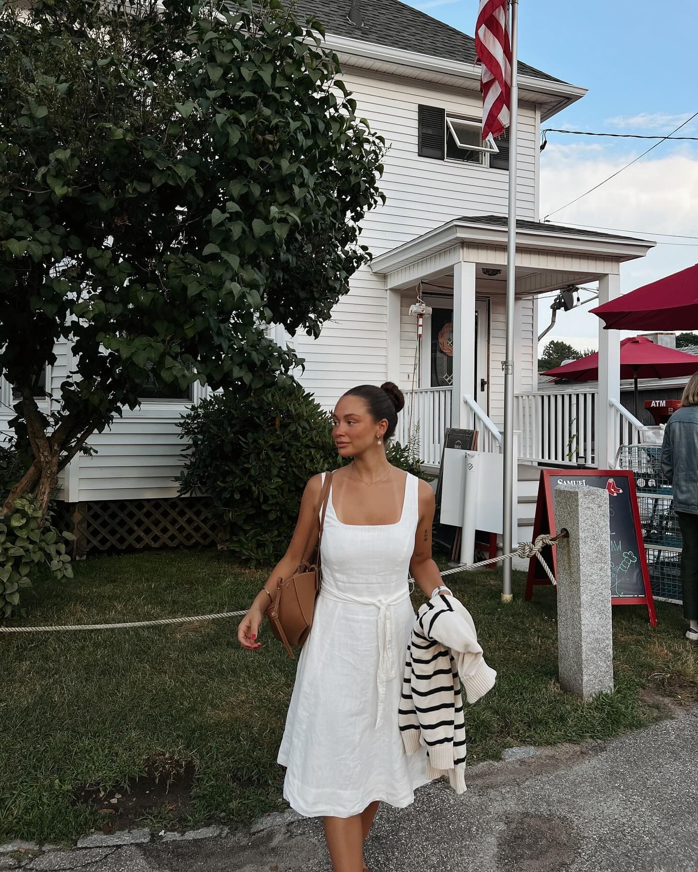 Elle accueille l'automne avec ses cheveux de feu