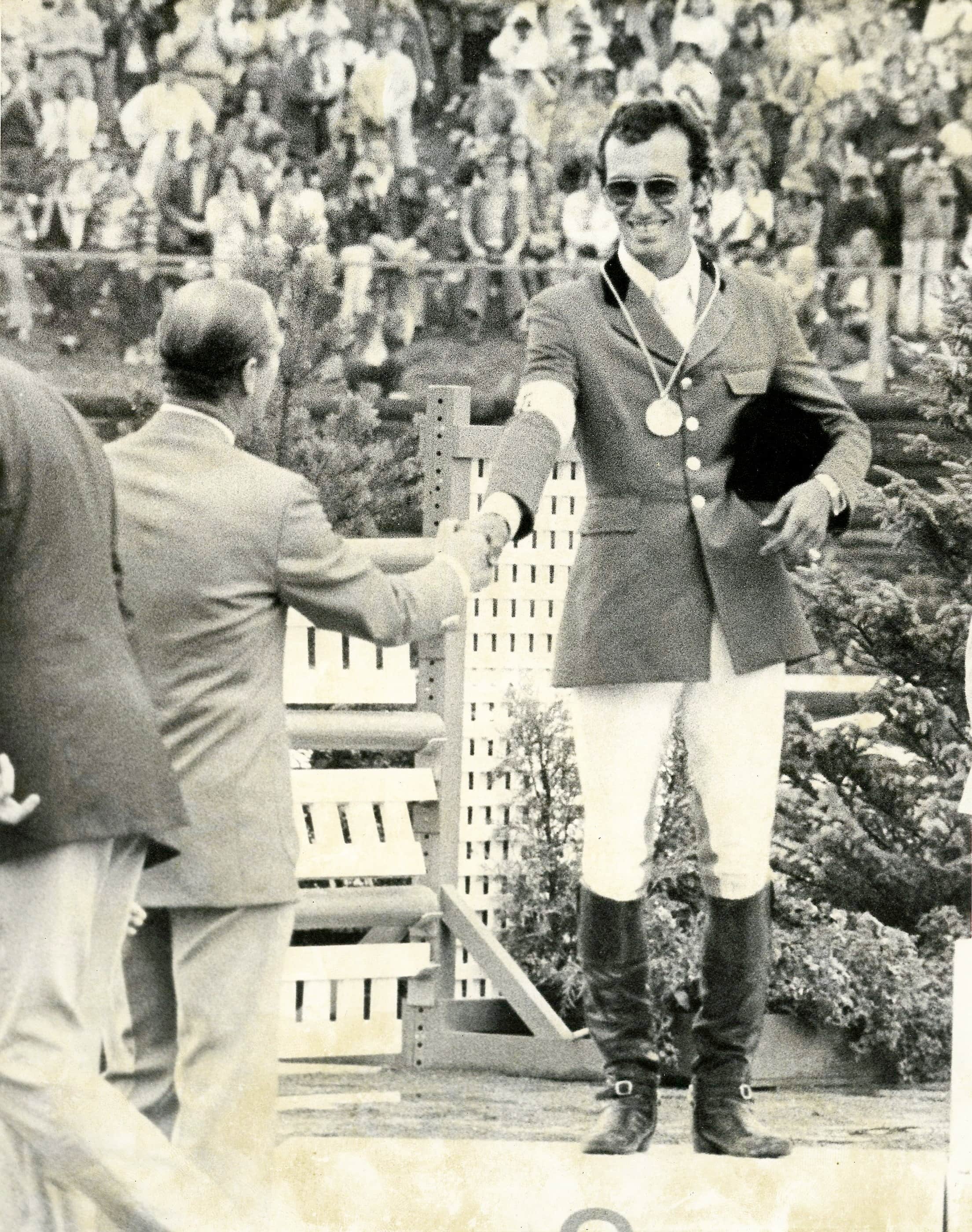 O quebequense Michel Vaillancourt, médaillé d'argent à l'épreuve individual du saut d'obstacles, recebeu as felicitações do príncipe Philip, que foi nomeado presidente da federação équestre internacional na época.
