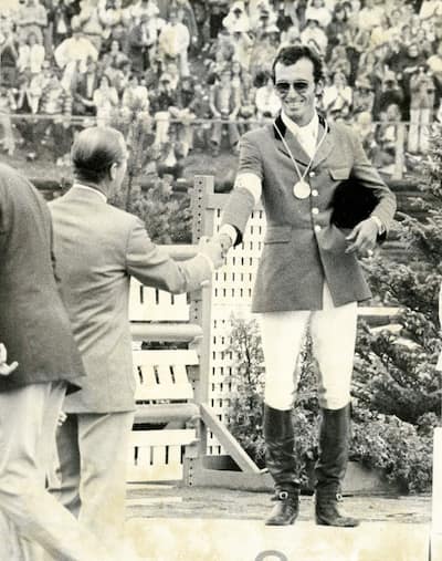 O quebequense Michel Vaillancourt, médaillé d'argent à l'épreuve individual du saut d'obstacles, recebeu as felicitações do príncipe Philip, que foi nomeado presidente da federação équestre internacional na época.