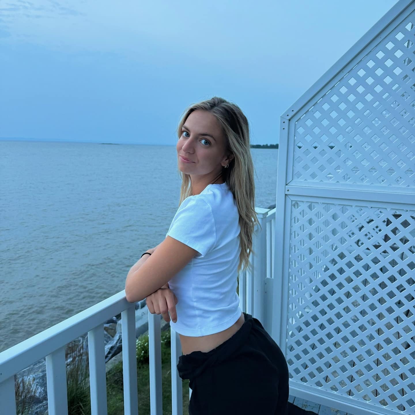 Elle séduit dans ses microshorts révélateurs