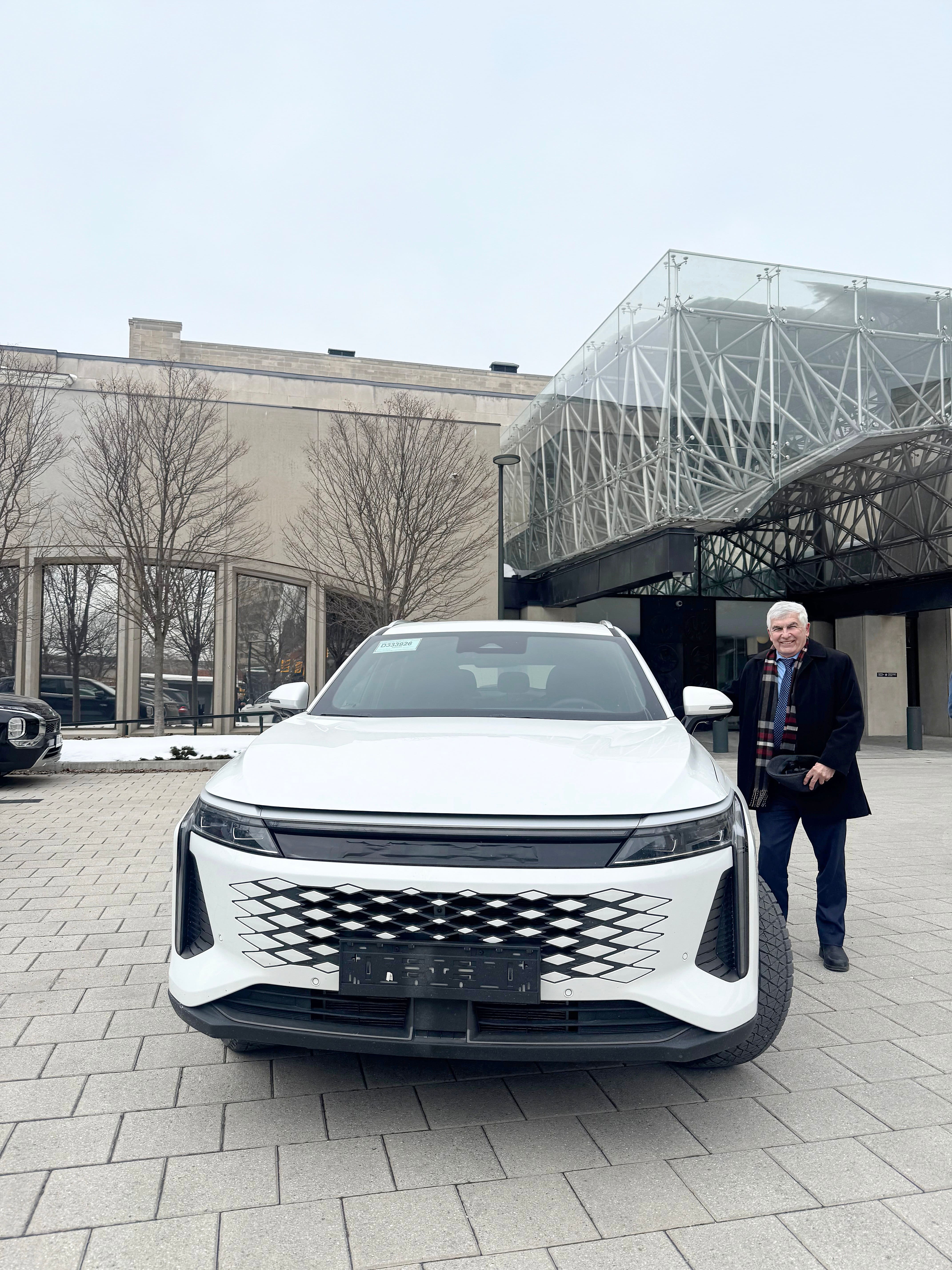 Le sénateur Clément Gignac a fait l'essai d'un véhicule hybride de Chery cet hiver à Ottawa.