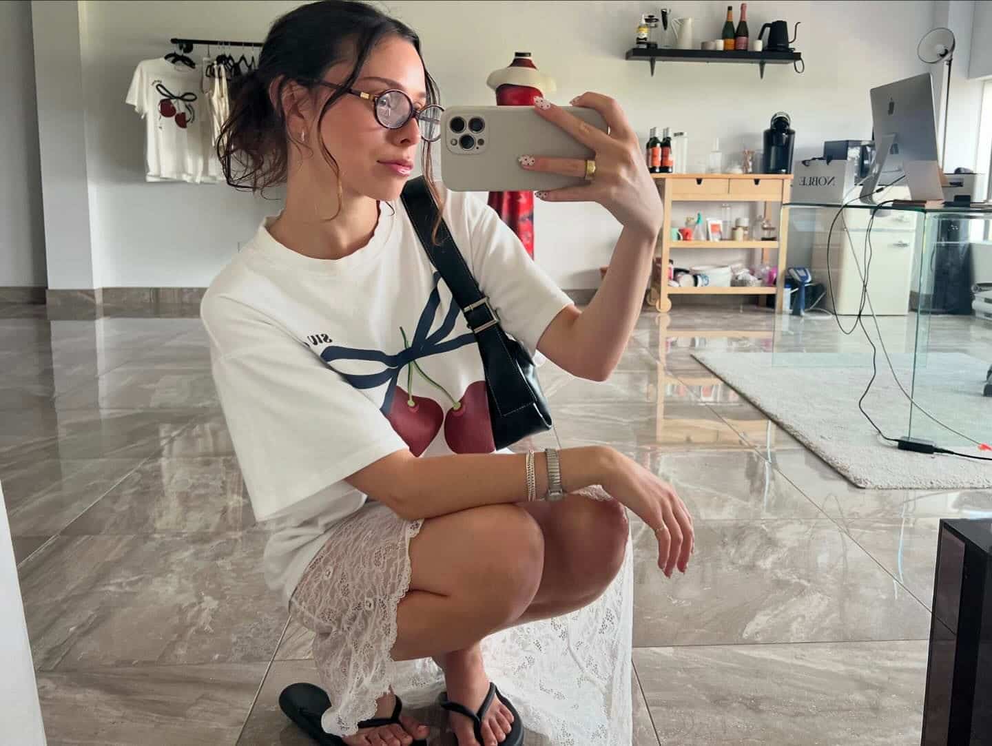 Elle donne une autre tournure au look «no pants»