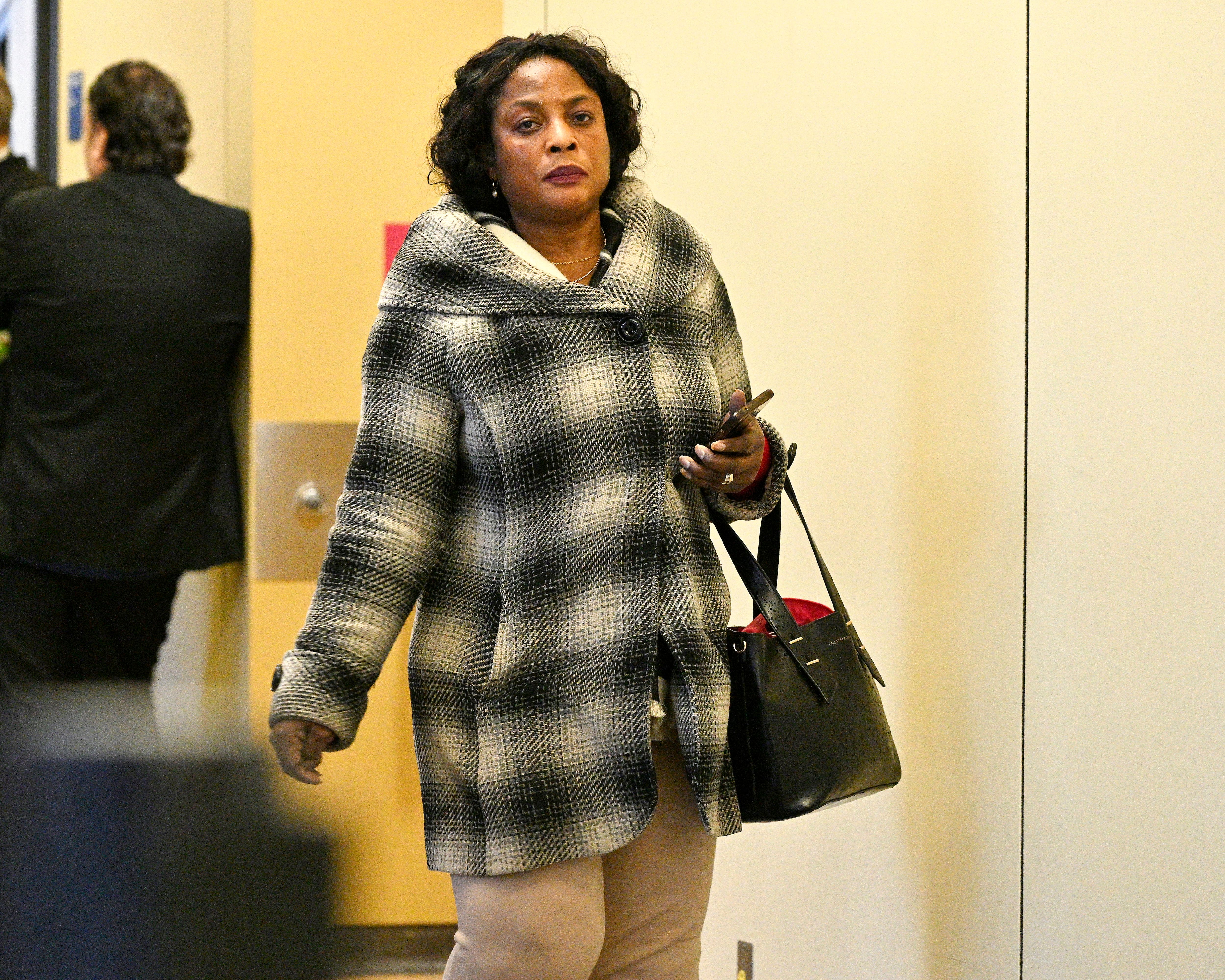 Une fraudeuse impénitente plaide coupable d'avoir à nouveau subtilisé de  l'argent à un de ses employeurs | TVA Nouvelles