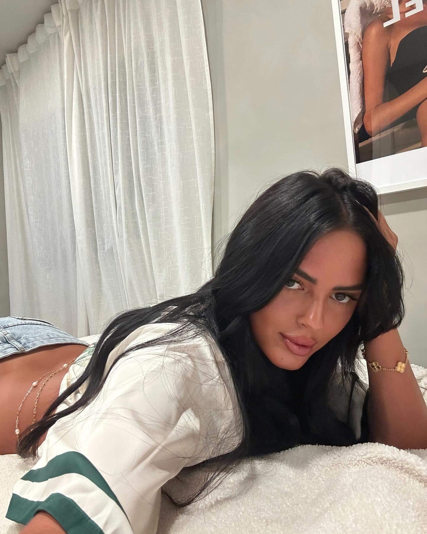 En voyage de filles, elle porte un bikini très HOT