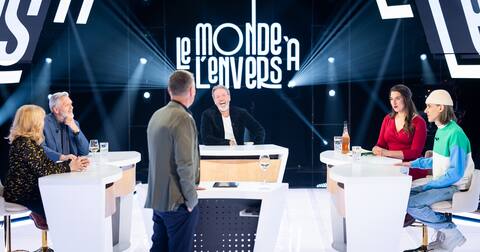Filming of the program Le Monde à l'envers, hosted by Stéphan Bureau, live and in front of an audience, at TVA studios, in Montreal on Friday, April 21, 2023. IN THE PHOTO: Richard Martineau, Louise DesChâtelets, Stephan Bureau, Ricardo Larrivee , Émillise Lessard-Therrien and Biz. TOMA ICZKOVITS / QMI AGENCY