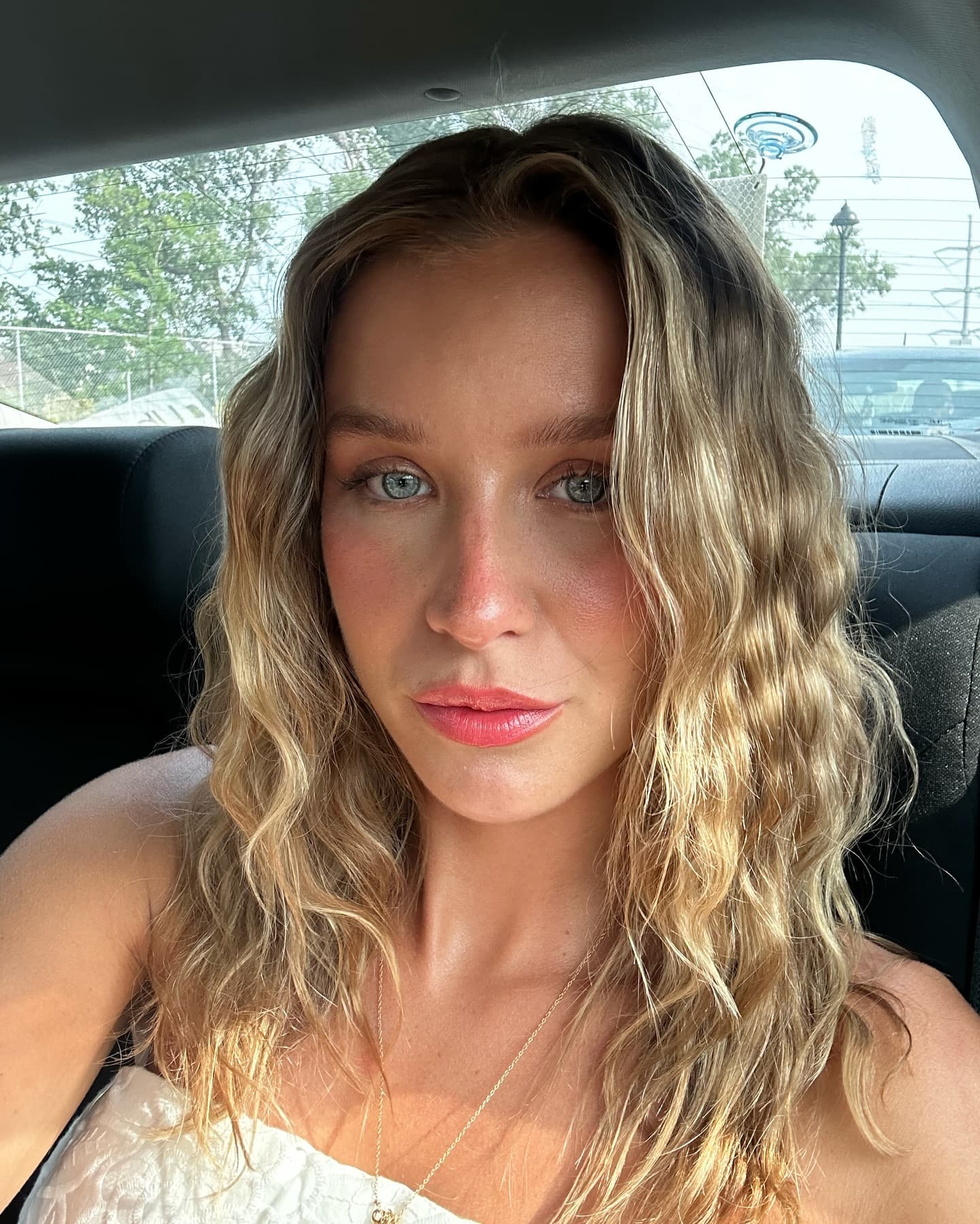 Emy-Jade épate à Lasso avec un look sexy et pastel