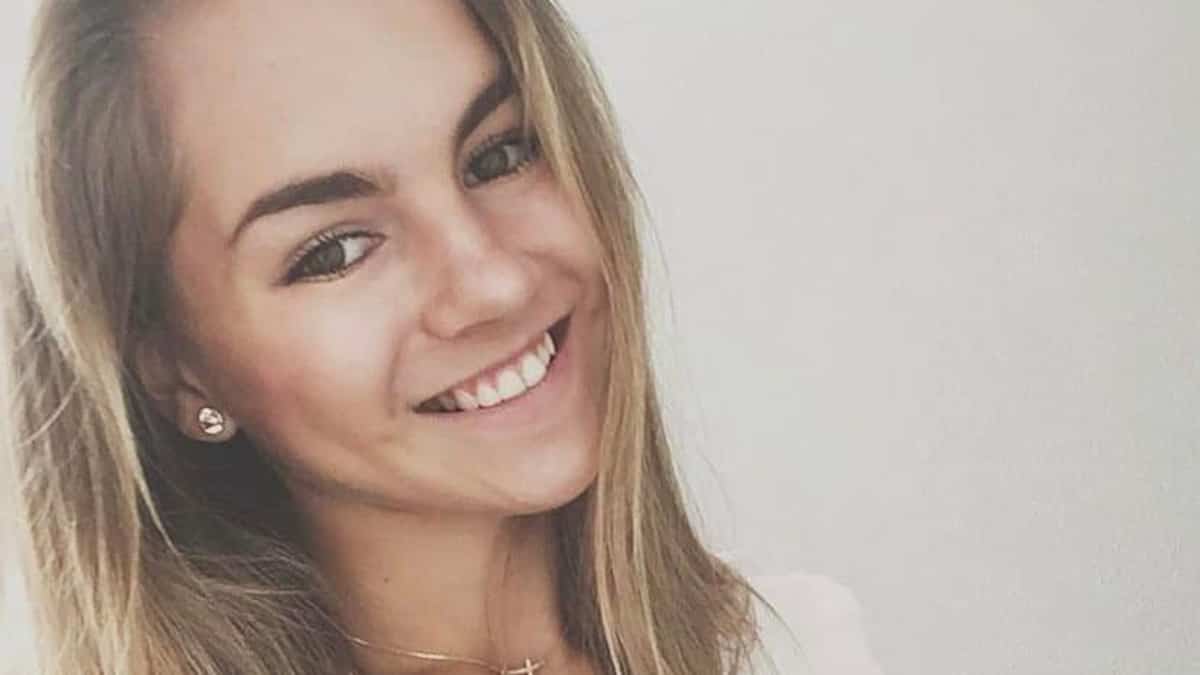 SELFIE MORTALE: Una ginnasta di 23 anni è morta mentre cercava di scattare la foto perfetta SELFIE MORTALE: Una ginnasta di 23 anni è morta mentre cercava di scattare la foto perfetta