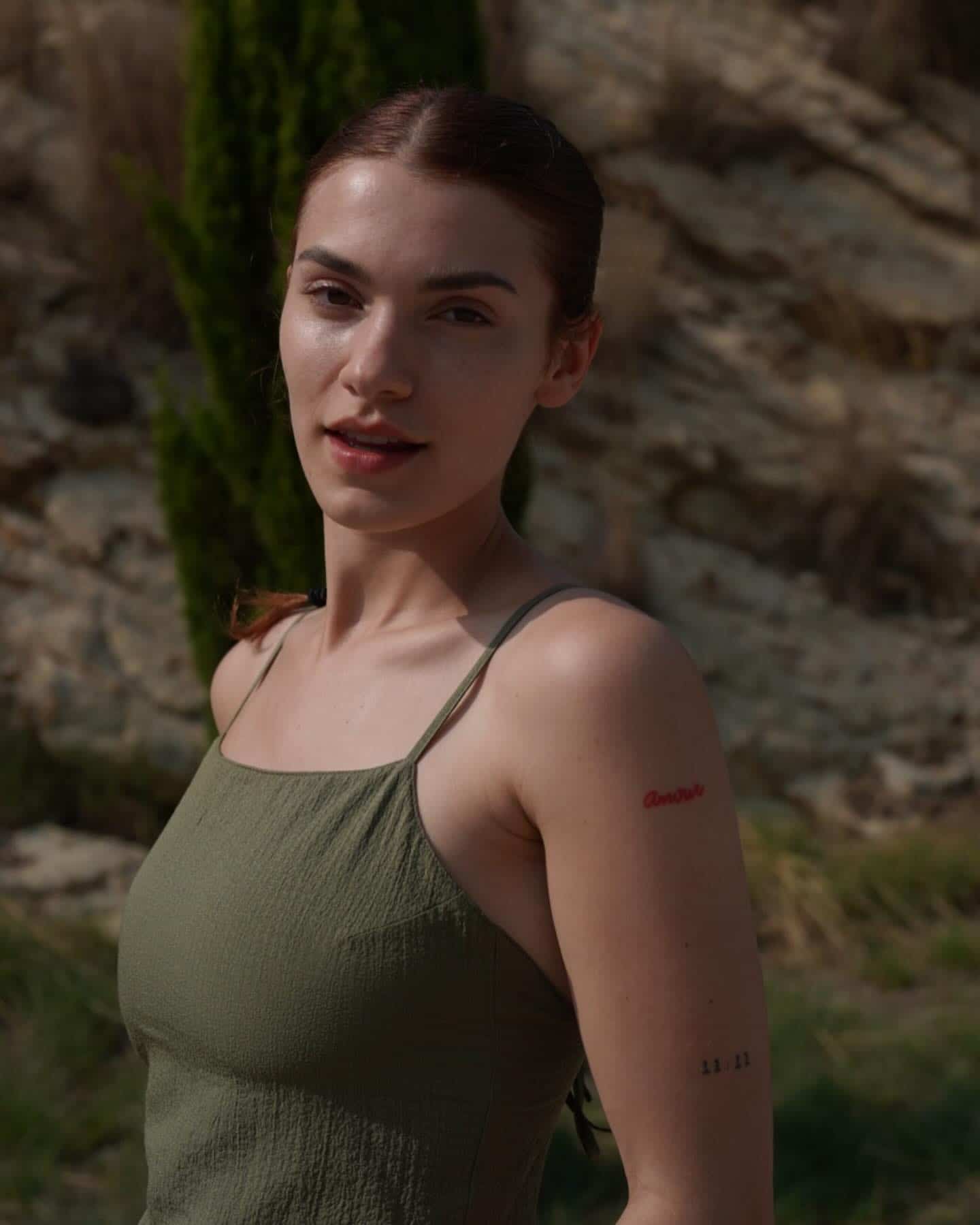 Elle joue avec le feu, posant en mini bikini