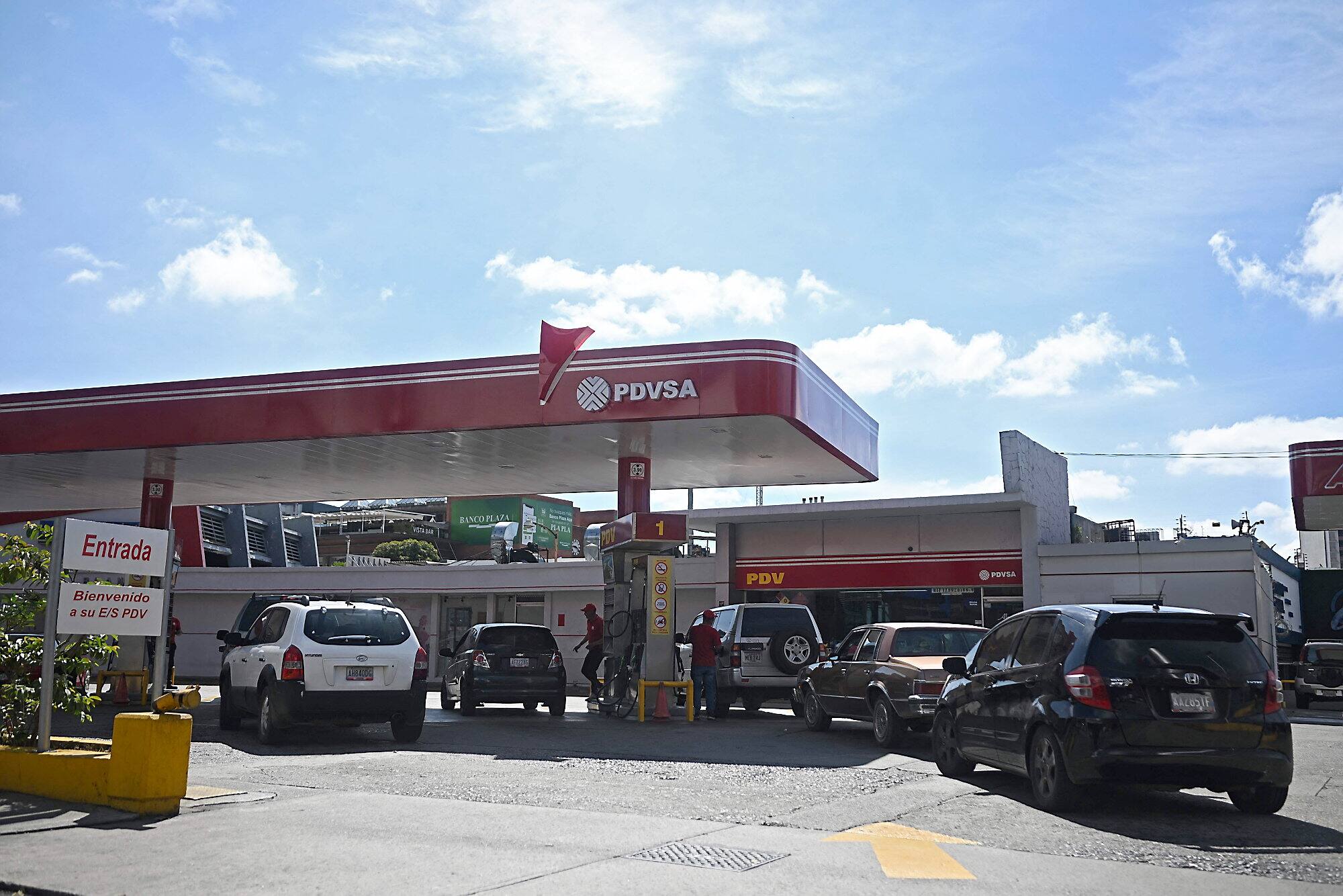 1 月 4 日，即馬杜羅入獄的第二天，加拉加斯一家加油站外排起長隊。