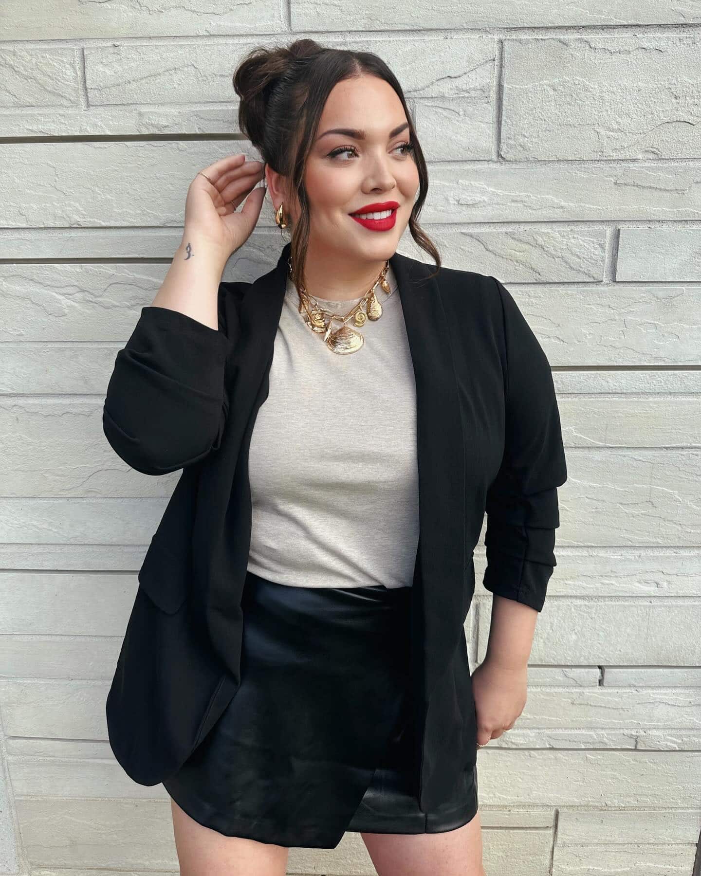 Elle fête ce moment spécial en kit de lingerie