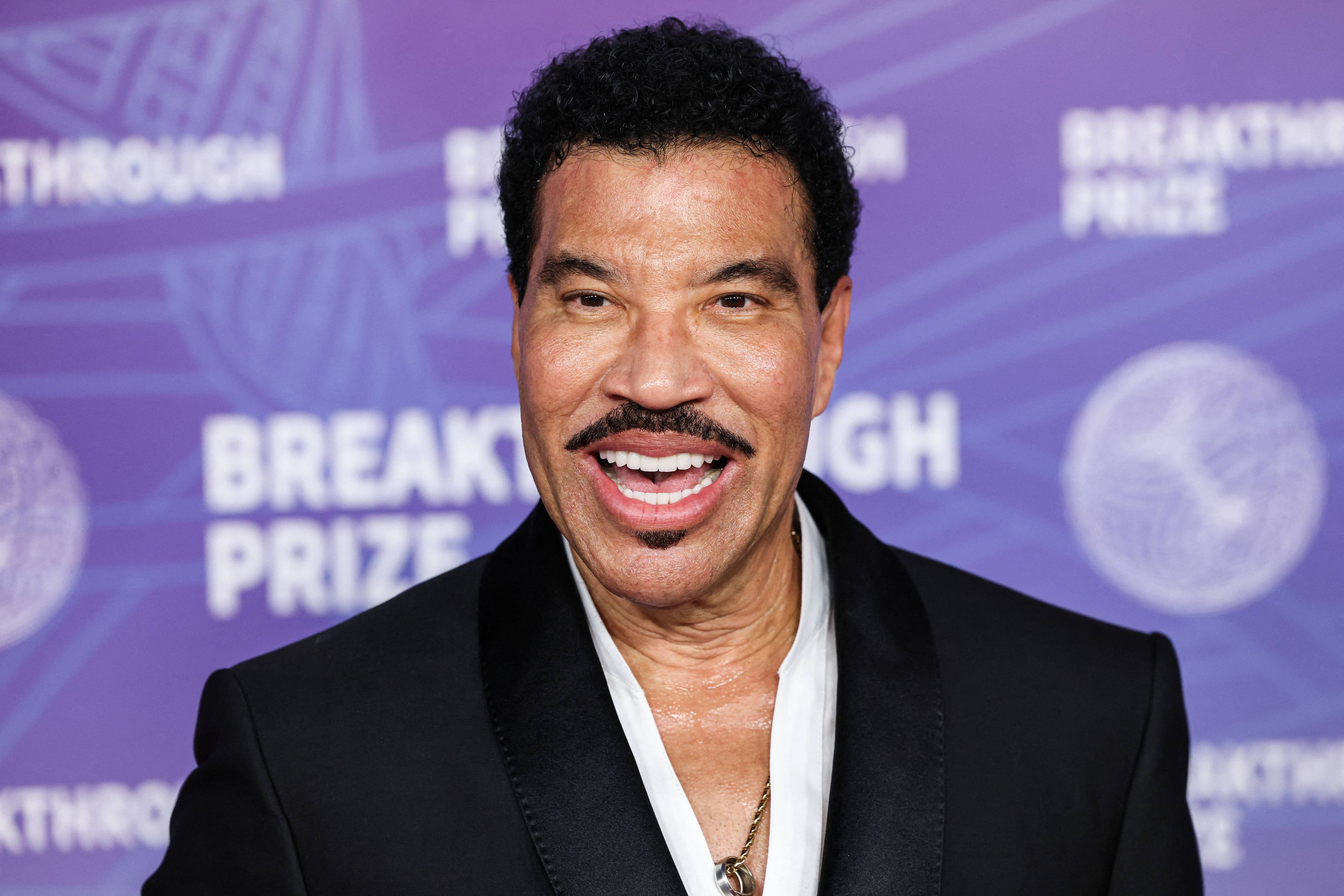 Hospitalisé après un malaise sur scène, Lionel Richie doit reporter deux concerts