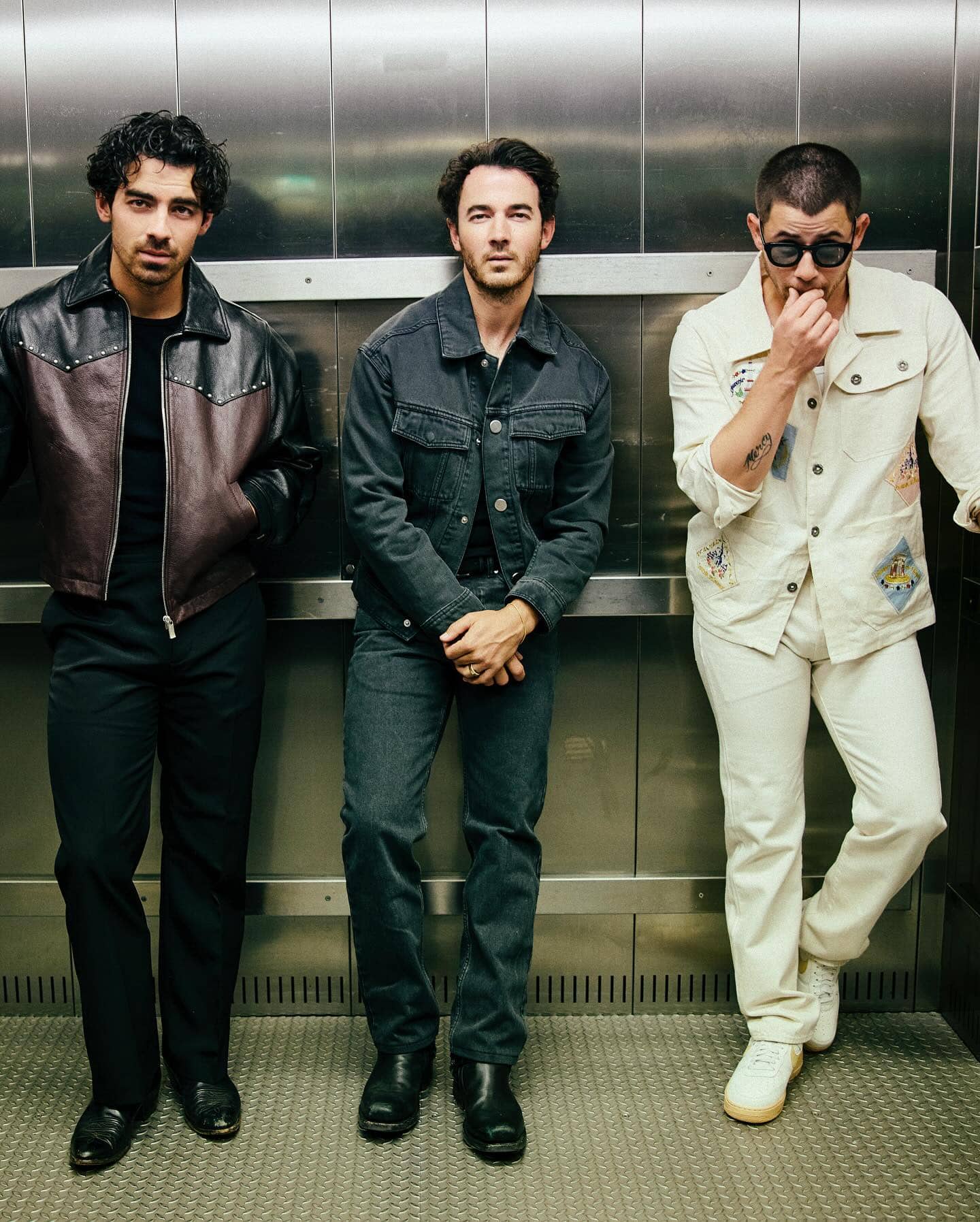 Inquiet pour sa vie, il quitte la scène en courant