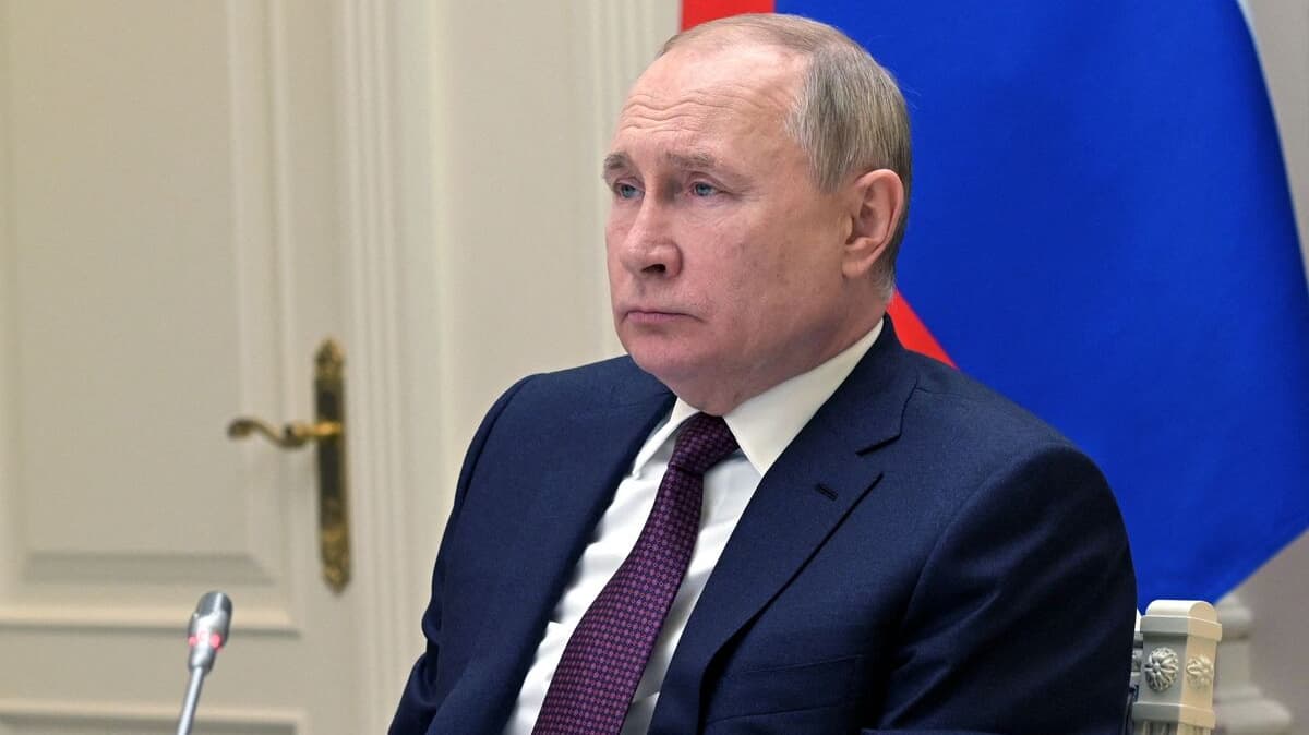 Ukraine: Poutine blâme Kiev pour l'escalade, mais appelle à «intensifier» la diplomatie