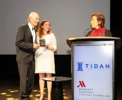 El vicepresidente y ministro de la economía, Christine Fréchette, le dio a Mike Yuval una medalla del diputado el 31 de julio. Podemos ver aquí el Sr. Yuval en compañía de Elisabeth Prass, diputada de D'Arcy-McGee.