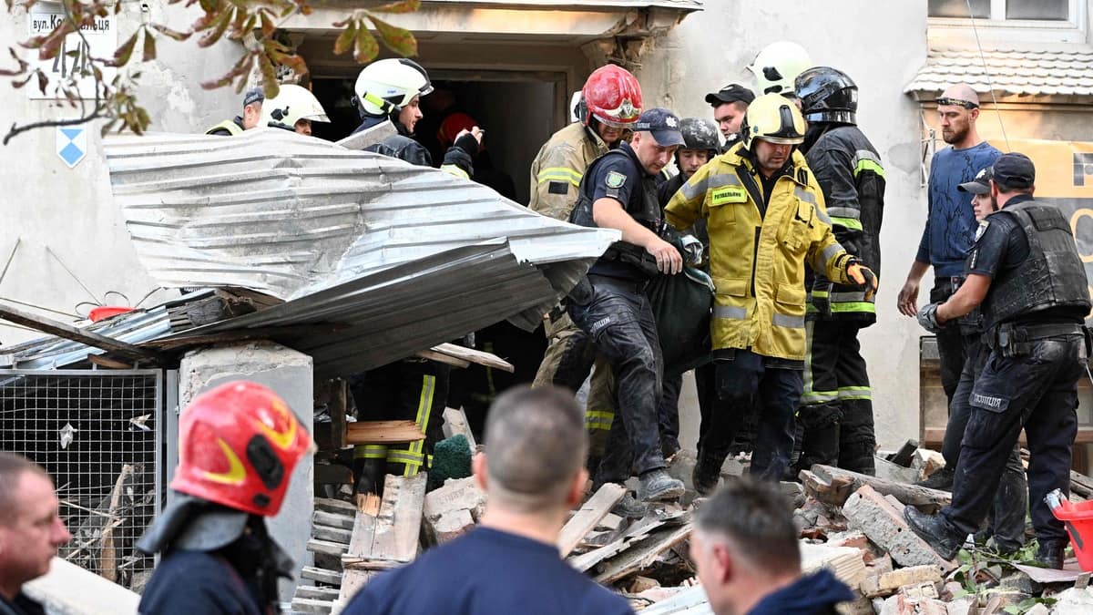 Ukraine: le bilan de la frappe de Lviv monte à sept morts, dont trois enfants