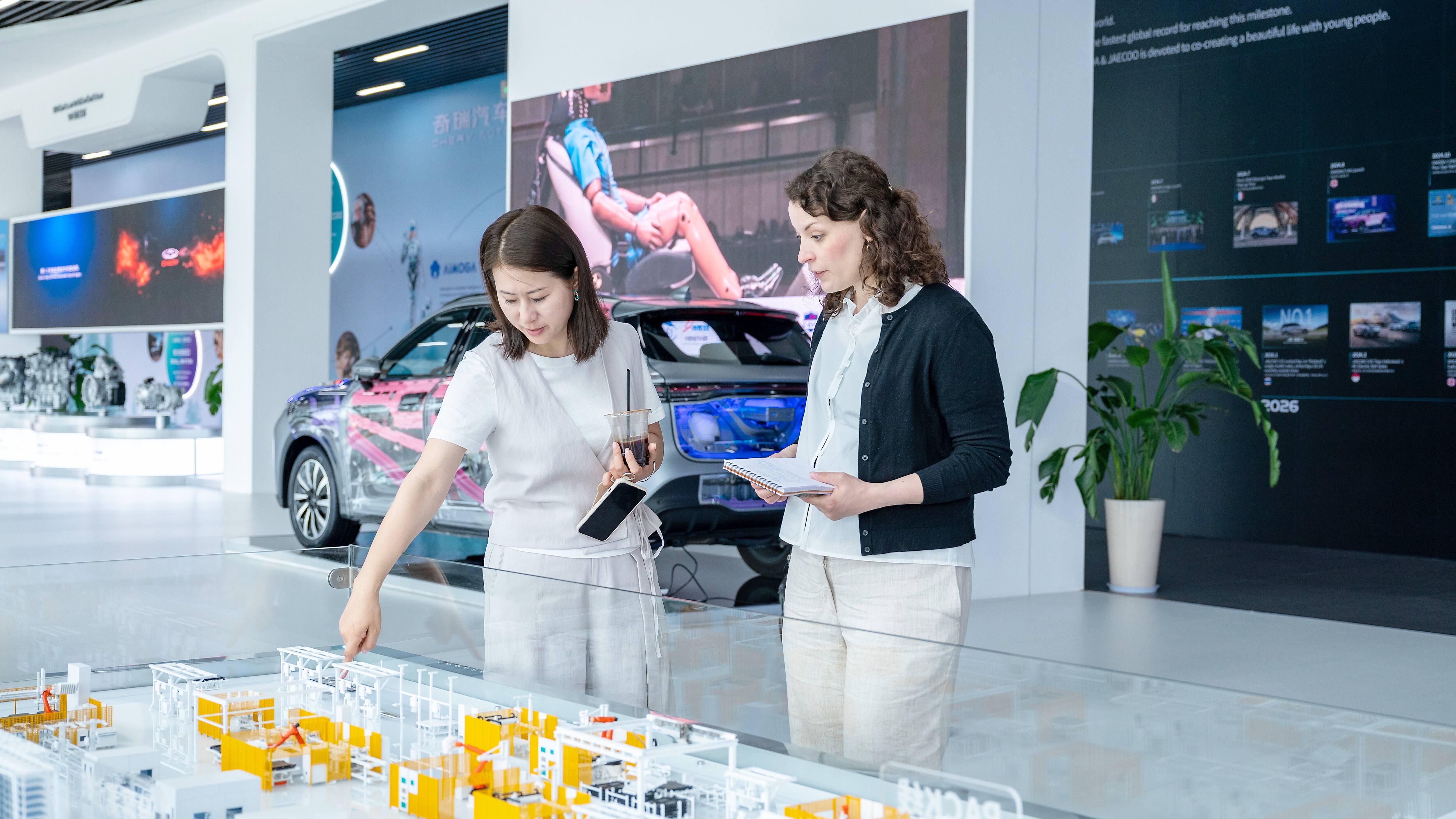 Le Journal a eu droit à une visite guidée de Chery Automobiles, à Wuhu en Chine. On voit ici notre journaliste devant la maquette de son usine de fabrication de véhicules.
