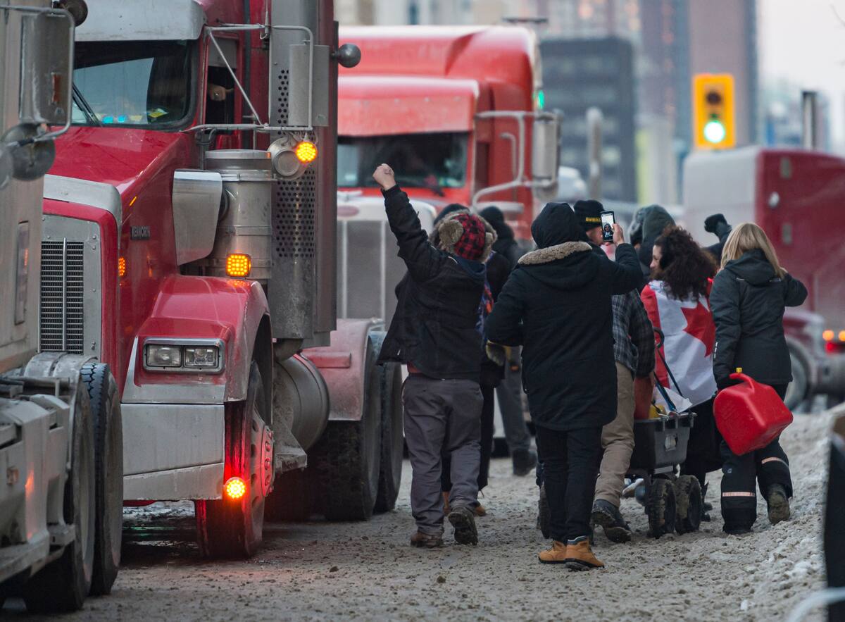 J5 du &laquo;Convoi pour la libert&eacute;&raquo;: les irr&eacute;ductibles maintiennent la pression