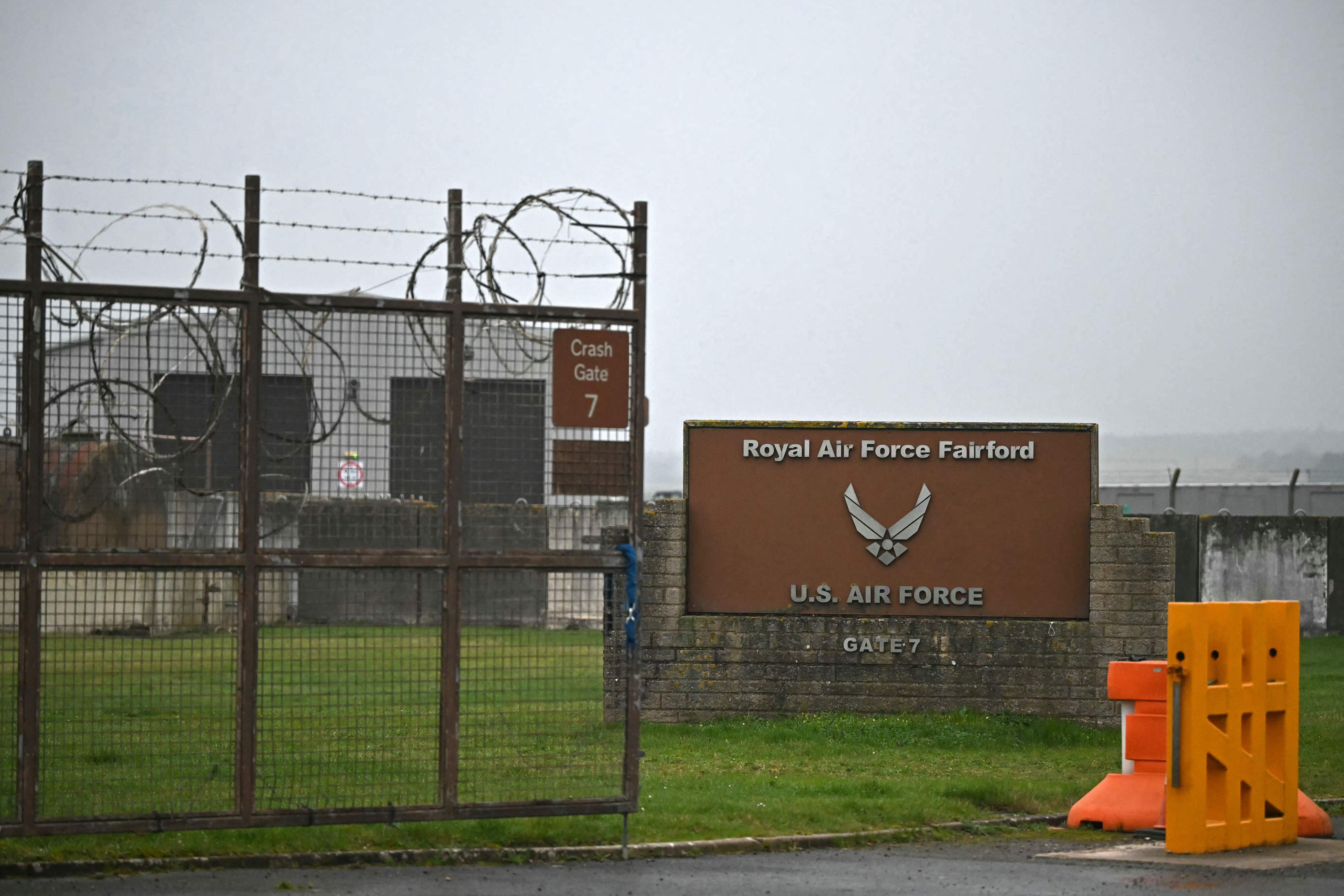 Royaume-Uni: l'antiterrorisme enquête après un incident près d'une base aérienne, cinq arrestations