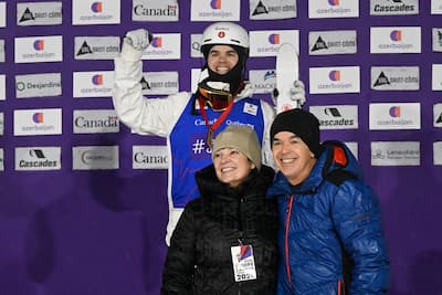 Mikaël Kingsbury em companhia de sua mãe, Julie Thibodeau, e de seu pai, Robert Kingsbury.