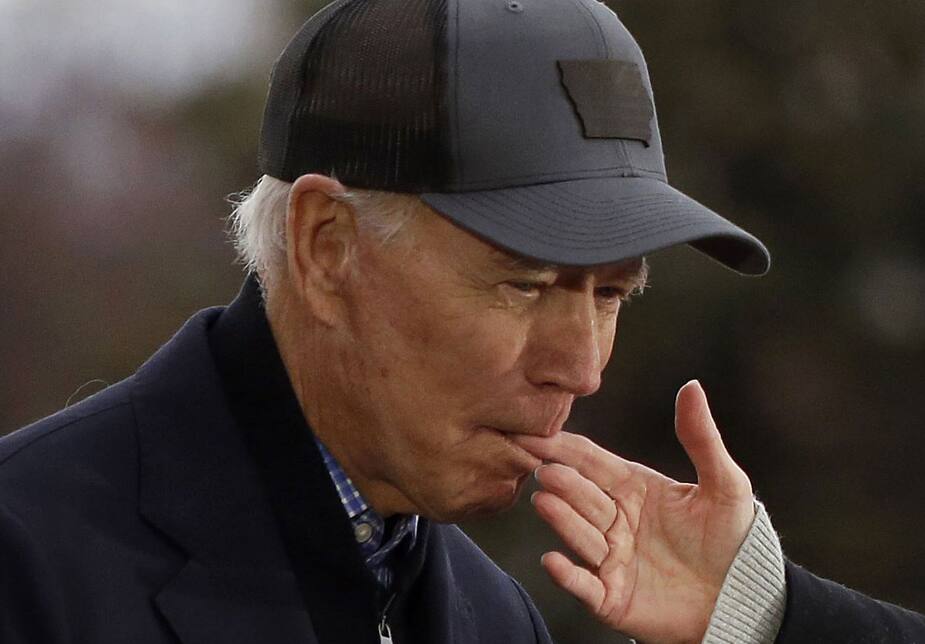 Image principale de l'article Joe Biden qui mord le doigt de sa femme