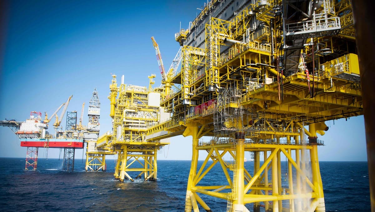 Le pétrole chute et tombe brièvement sous les 100 dollars