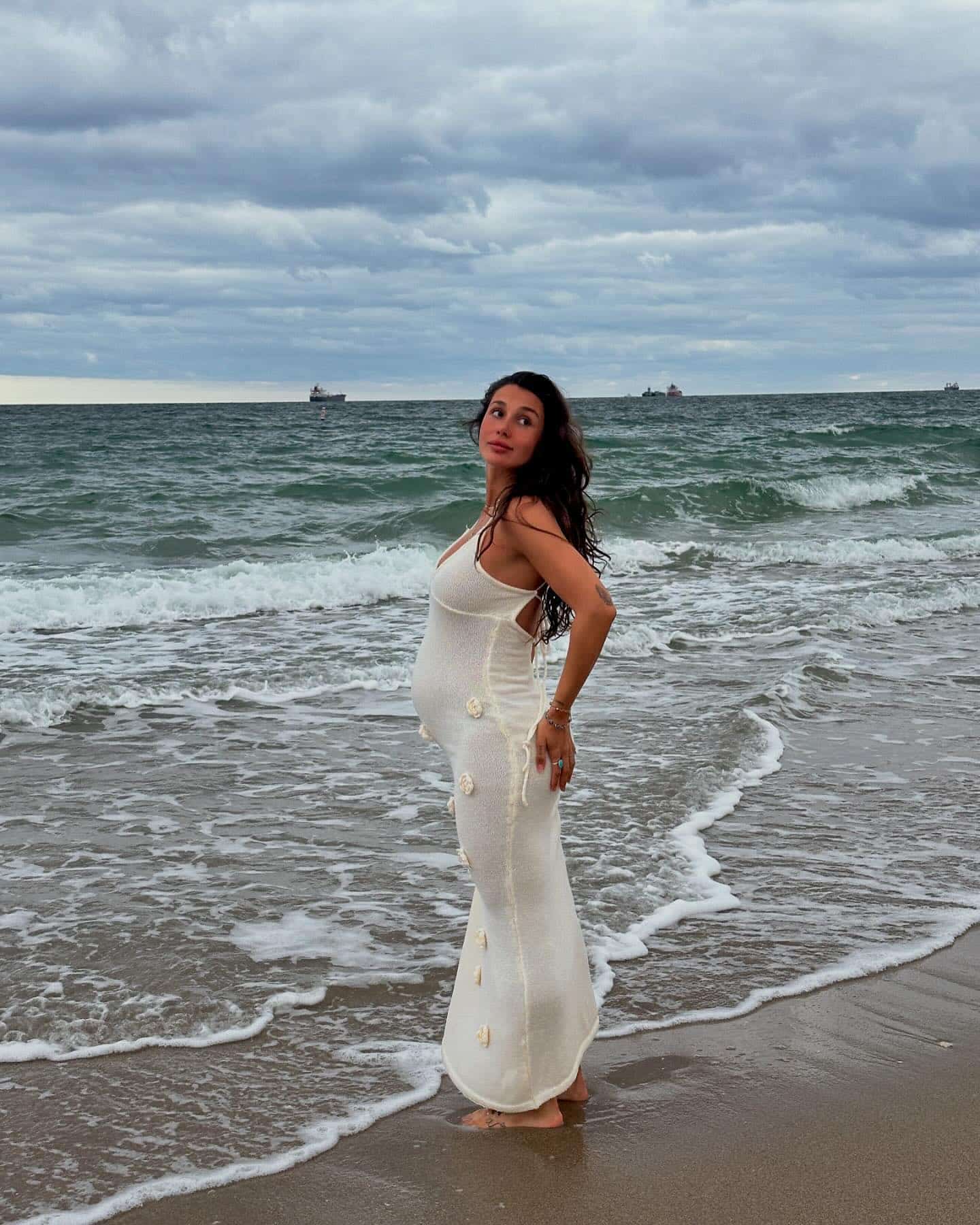 Elle montre son nouveau-né à sa communauté